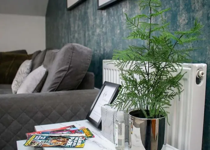 Luxe Living Guest House-Sleeps 6-Private Parking-Free Wifi-Beach-City