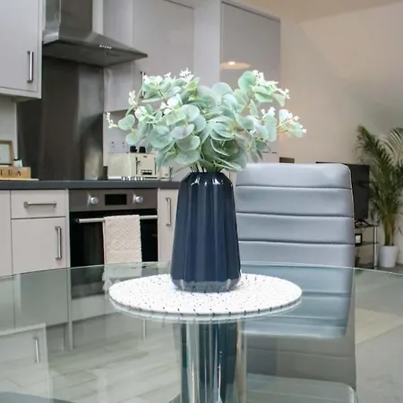 Luxe Living Guest House-Sleeps 6-Private Parking-Free Wifi-Beach-City Swansea Exterior photo