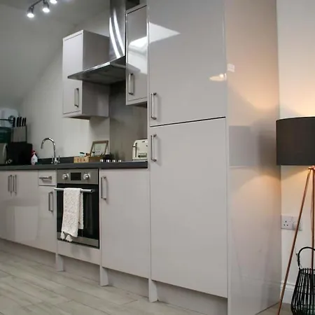 Luxe Living Guest House-Sleeps 6-Private Parking-Free Wifi-Beach-City Swansea Exterior photo