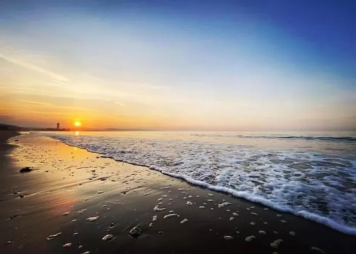 Luxe Living Guest House-Sleeps 6-Private Parking-Free Wifi-Beach-City