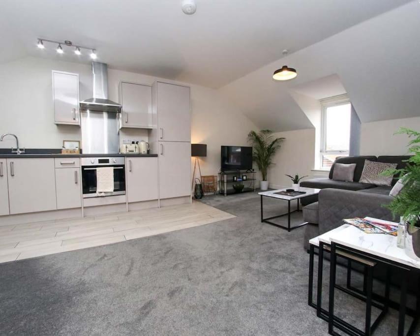 Luxe Living Guest House-sleeps 6-private Parking-free Wifi-beach-city *