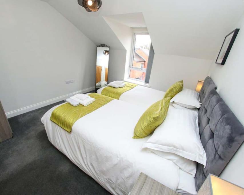 Holiday home Luxe Living Guest House-sleeps 6-private Parking-free Wifi-beach-city Swansea