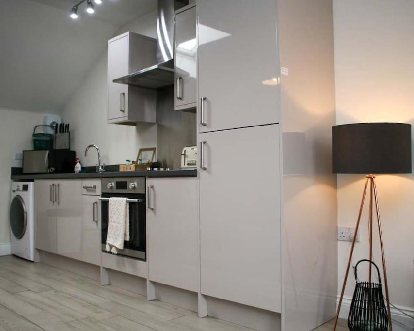 Holiday home Luxe Living Guest House-sleeps 6-private Parking-free Wifi-beach-city Swansea