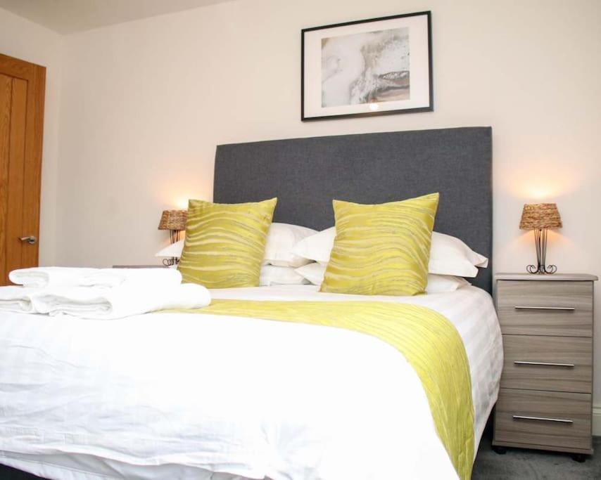 Luxe Living Guest House-sleeps 6-private Parking-free Wifi-beach-city Holiday home Swansea