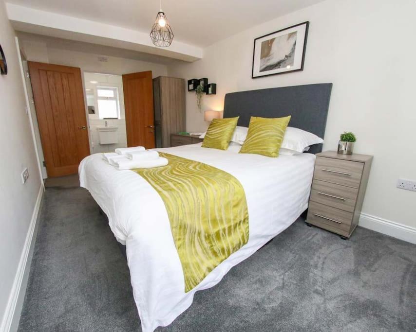 Luxe Living Guest House-sleeps 6-private Parking-free Wifi-beach-city * Swansea