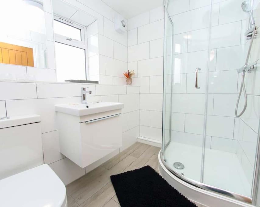 Luxe Living Guest House-sleeps 6-private Parking-free Wifi-beach-city Holiday home