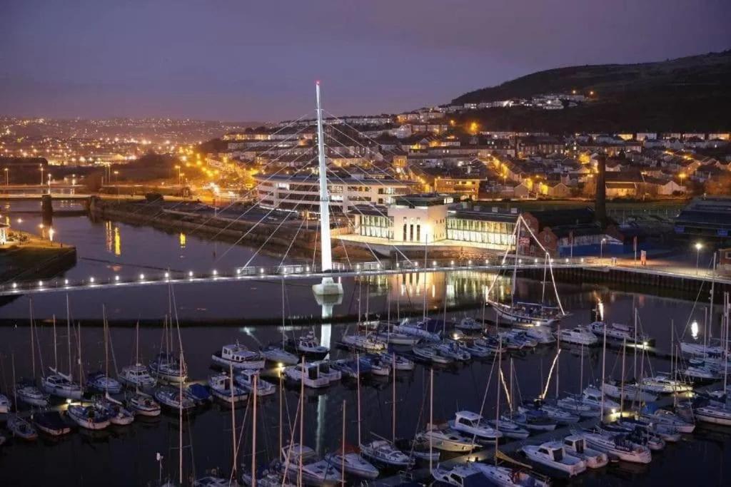 Luxe Living Guest House-sleeps 6-private Parking-free Wifi-beach-city * Swansea
