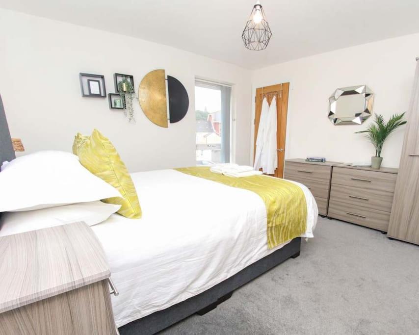 Luxe Living Guest House-sleeps 6-private Parking-free Wifi-beach-city * Swansea