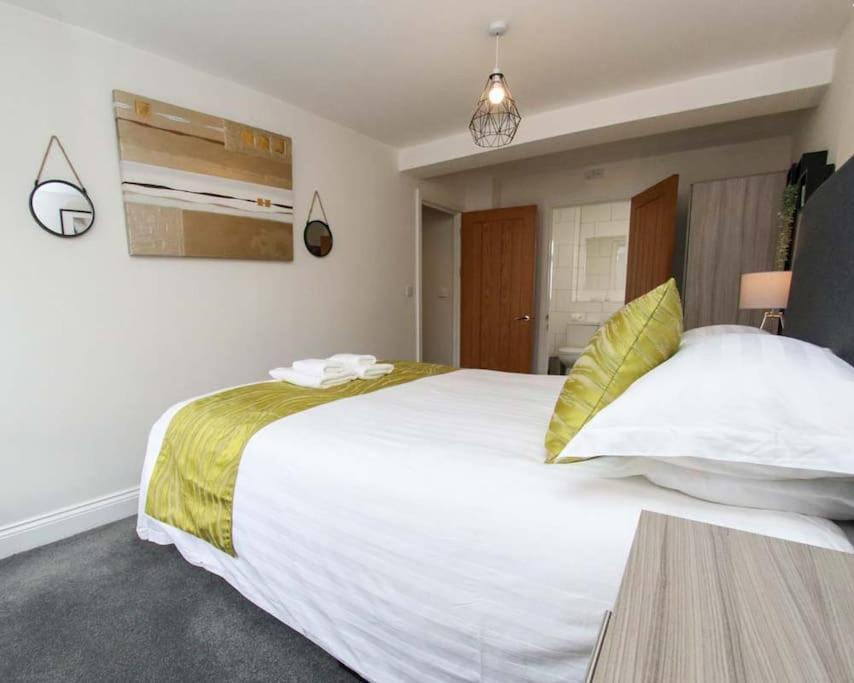 Luxe Living Guest House-sleeps 6-private Parking-free Wifi-beach-city Holiday home *